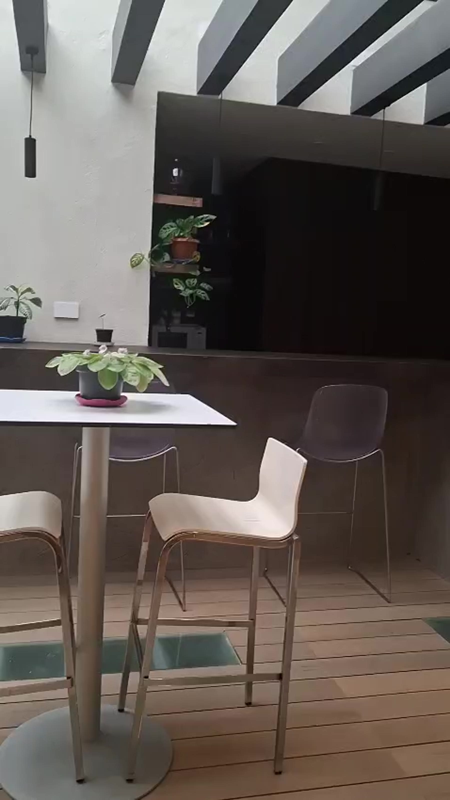 Mesas altas para trabajo ejecutivo en la terraza · Linbix
